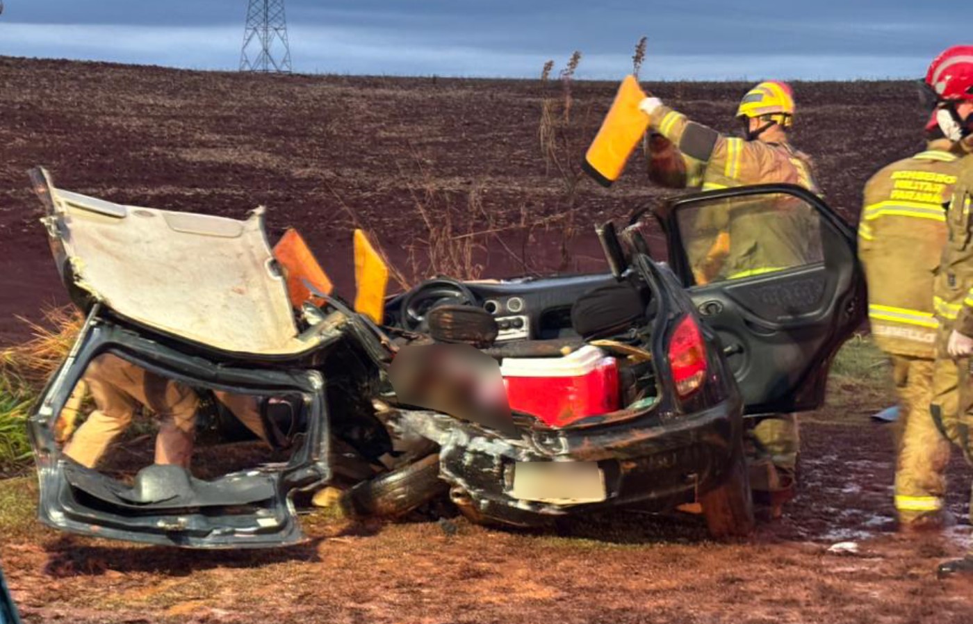 Duas pessoas morrem e sete ficam feridas em batida entre carro e picape, no Paraná