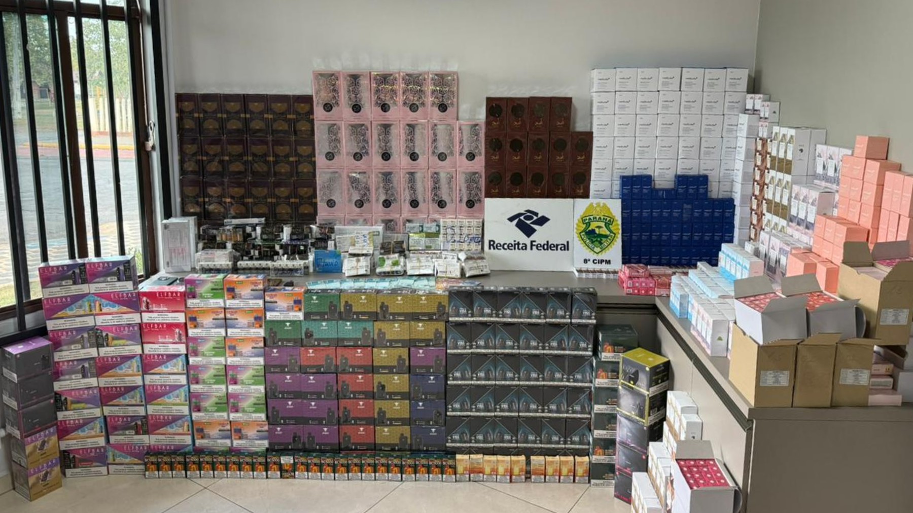 Contrabandistas que usavam internet por satélite para falar com 'batedores' foram pegos com mais de 1,3 mil mercadorias, no Paraná