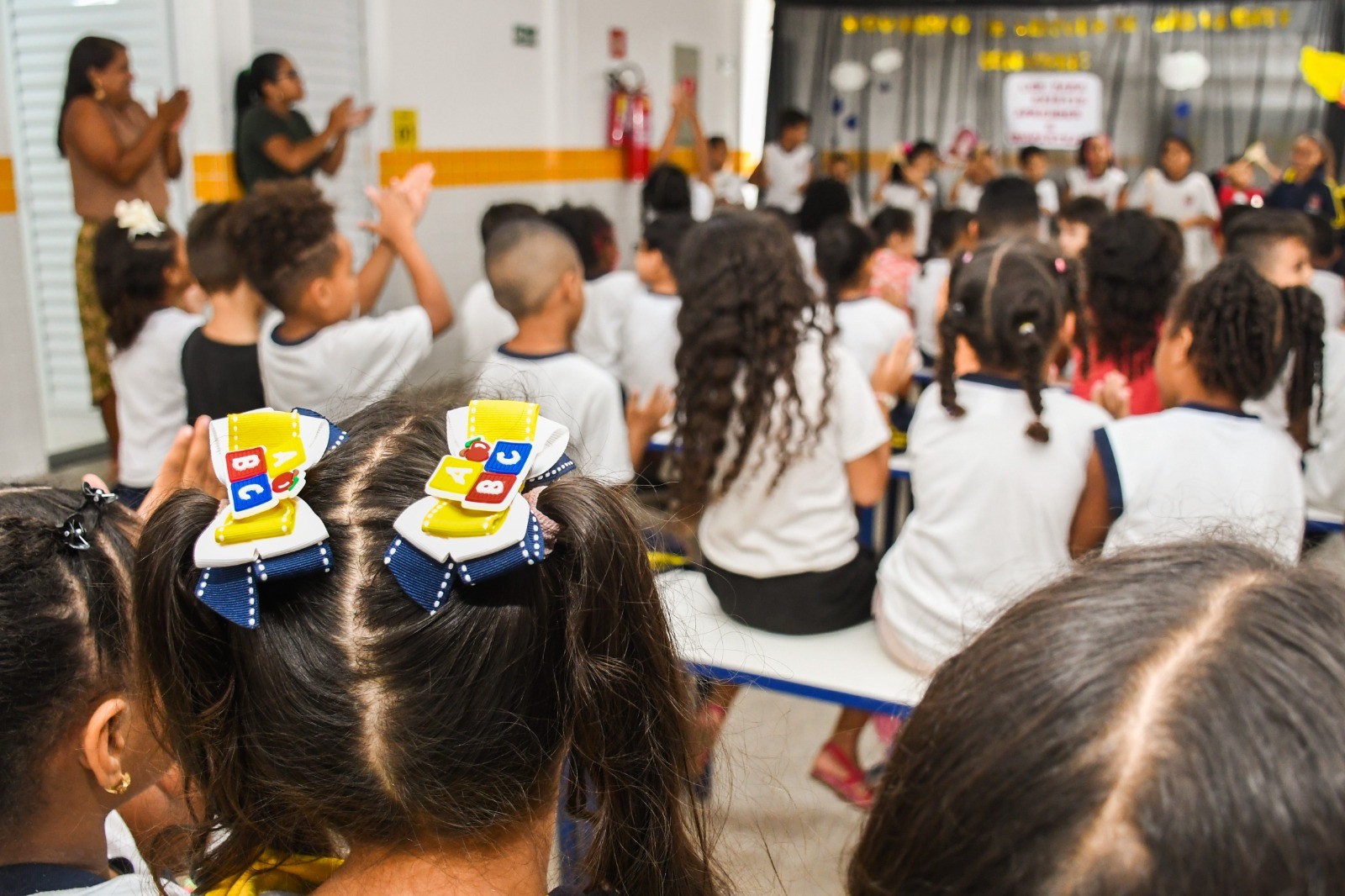 Escola no litoral de SP recebe doação de livros do acervo pessoal de Luis Fernando Verissimo 