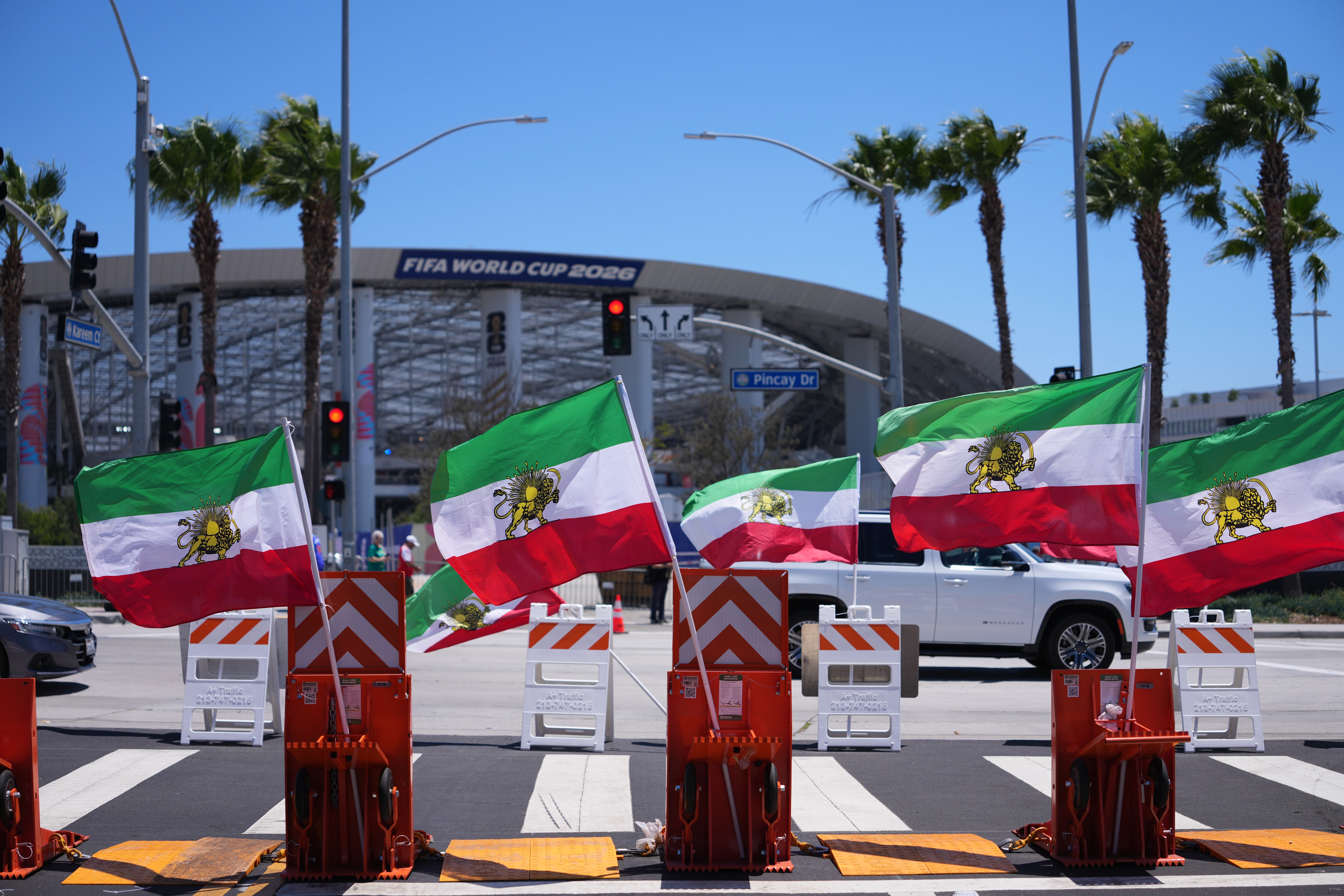 Iranianos contrários ao regime fazem protesto do lado de fora do estádio em Los Angeles antes de estreia de seleção do Irã