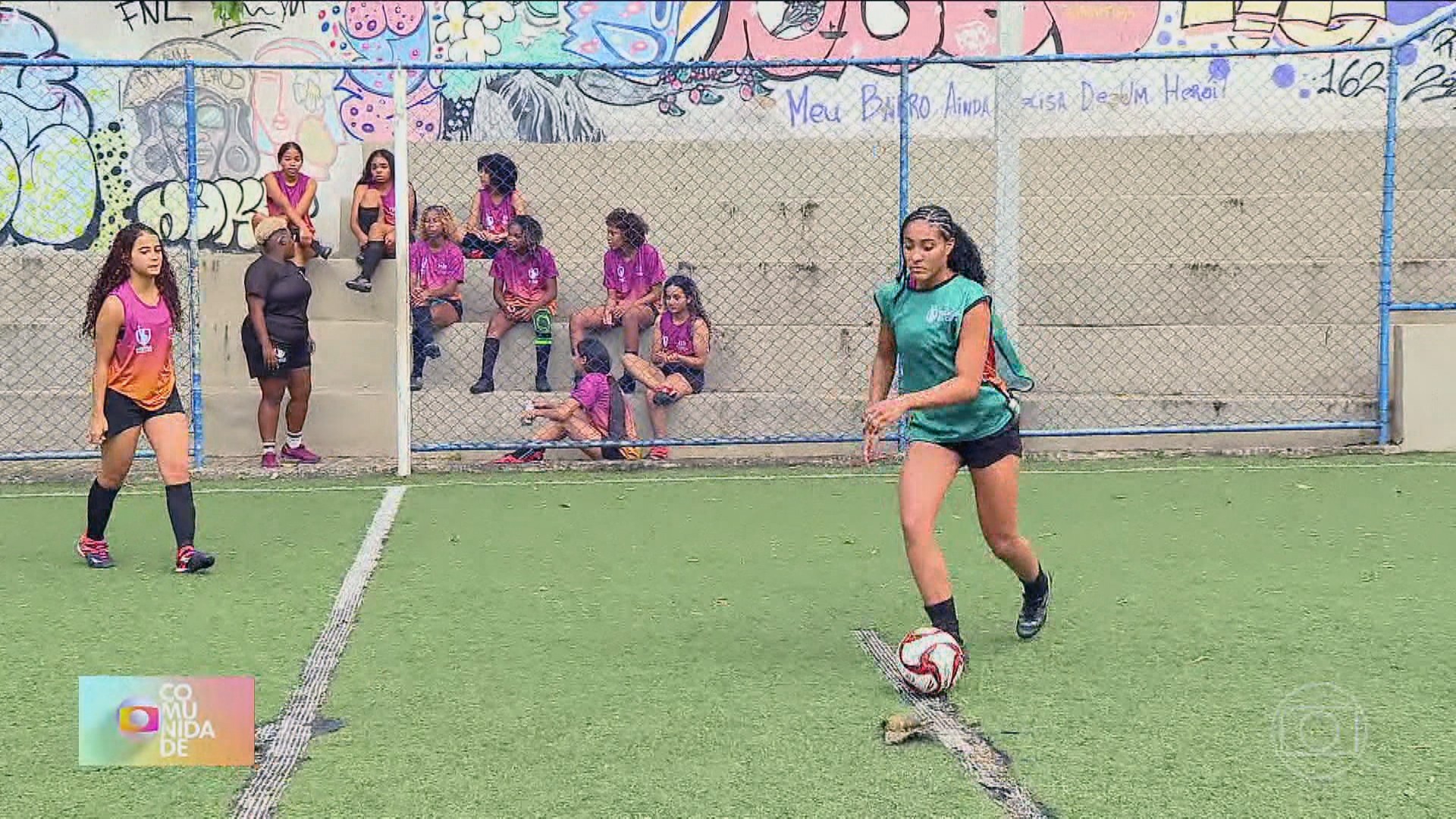 Projeto usa futebol para ensinar liderança, autoestima e direitos a meninas do Rio