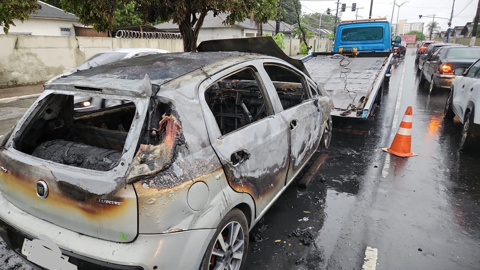 Carro fica destruído após pegar fogo na Zona Oeste de Manaus