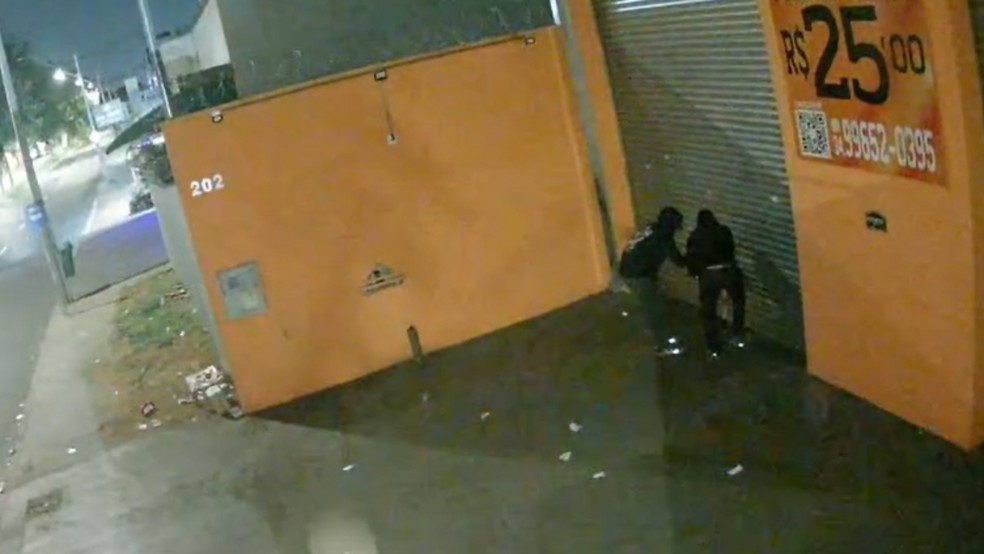 Momento em que criminosos arrombaram o local &mdash; Foto: Reprodu&ccedil;&atilde;o/Redes Sociais