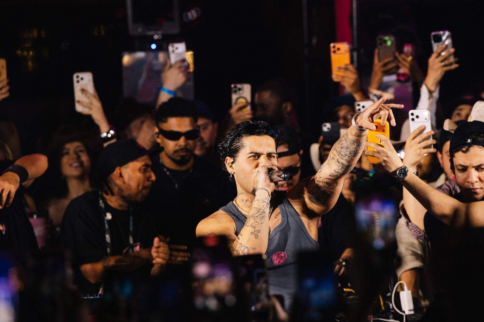 Zé Felipe trava camping de Barretos com show cheio de participações especiais e gravação de clipe 