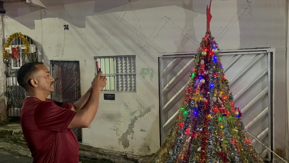 Dalvan Ferreira, que mora há 23 anos no bairro, afirmou que nunca tinha visto algo parecido. — Foto: Patrick Marques/g1 AM