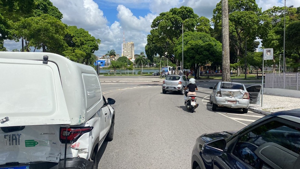 Dois carros foram atingidos pelo ônibus antes dele bater na árvore — Foto: Antônio Vieira/TV Cabo Branco