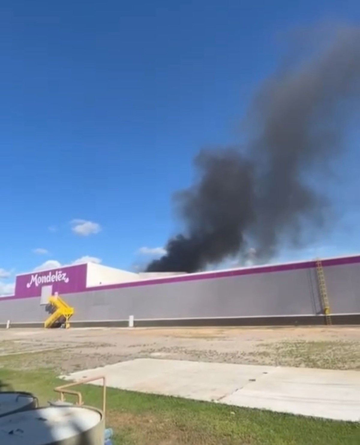 Incêndio atinge fábrica em Vitória de Santo Antão; VÍDEO