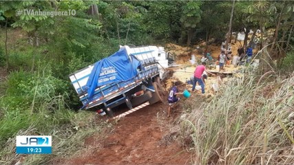 Carro e caminhão batem na TO-080, em Paraíso do Tocantins; saiba mais