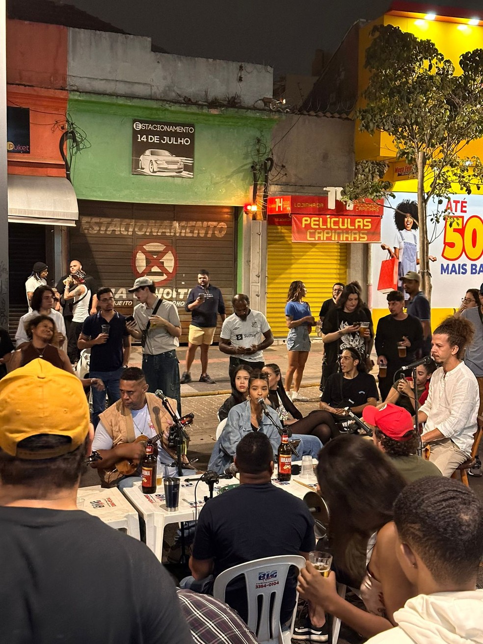 Roda de samba se formou na rua interditada. — Foto: José Câmara