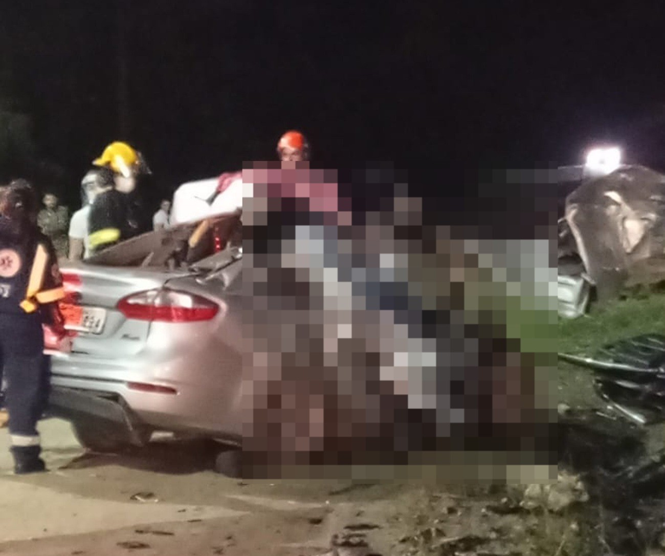 Acidente entre carro e caminhão mata 4 pessoas, incluindo menina de 7 anos, na BR-470 em SC