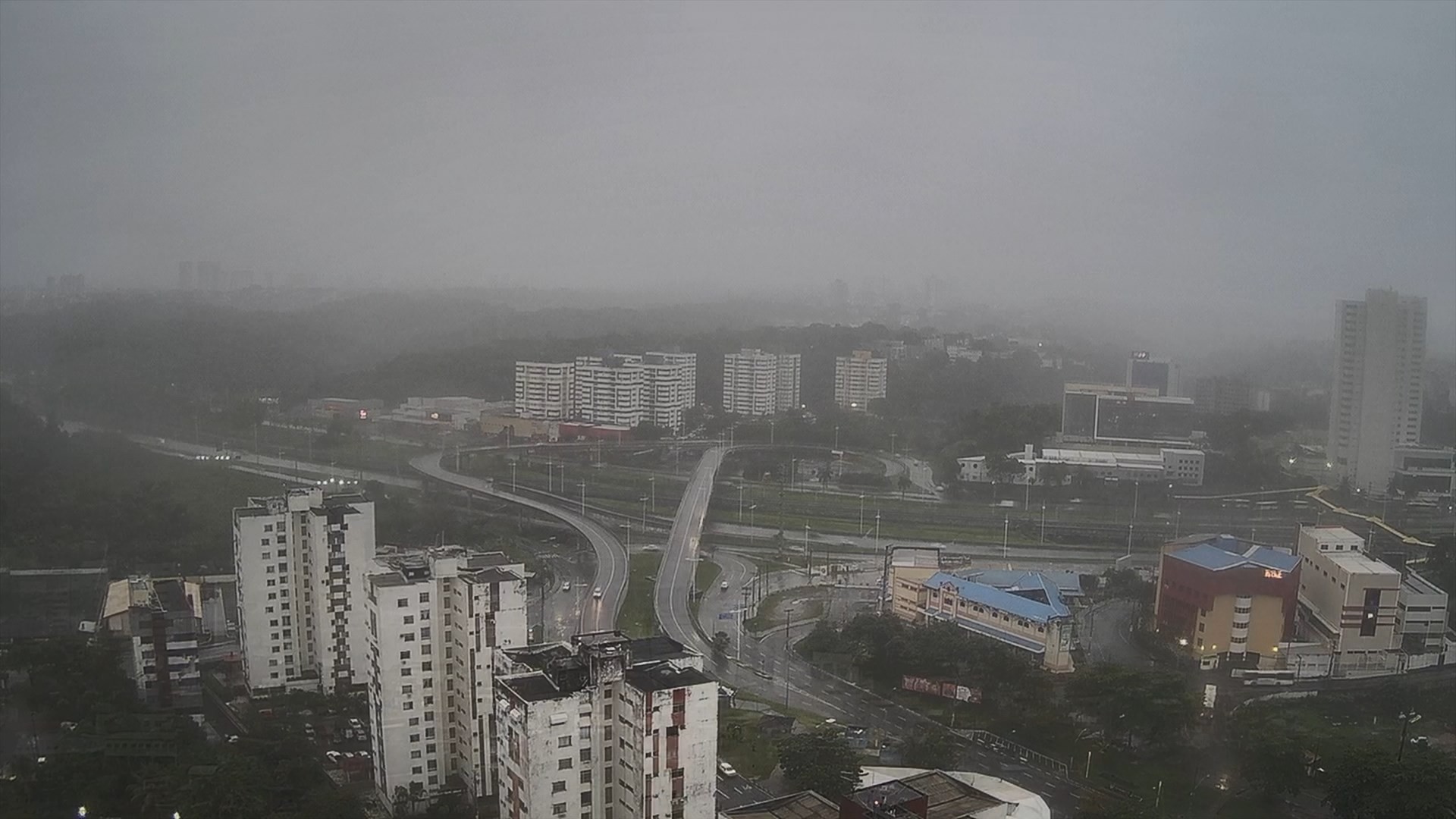 Chuva forte causa deslizamentos de terra, desabamentos e quedas de árvore em Salvador