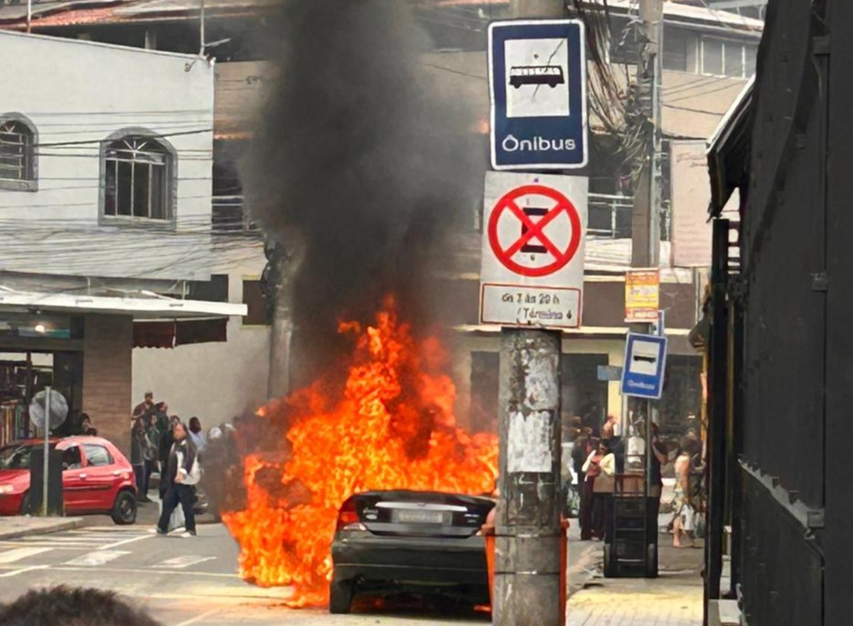 Carro pega fogo e fica destruído após manutenção em Juiz de Fora | G1