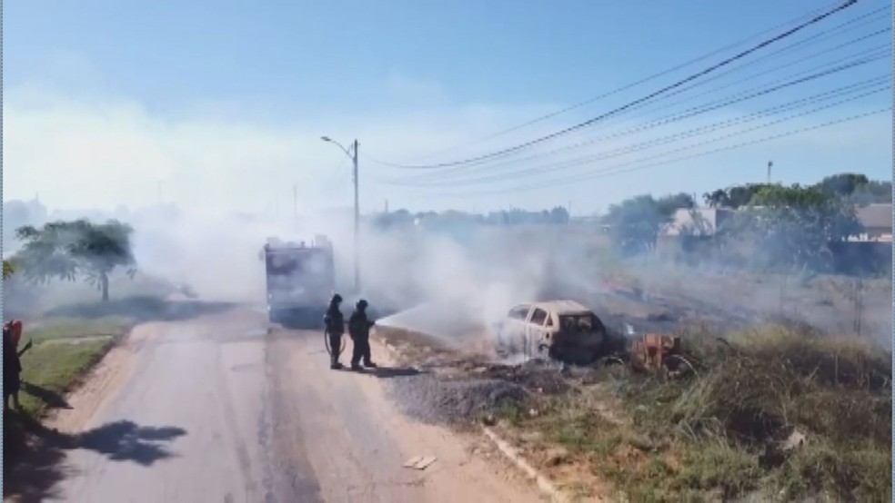Moradores colocaram fogo no veículo — Foto: Reprodução/TV Oeste