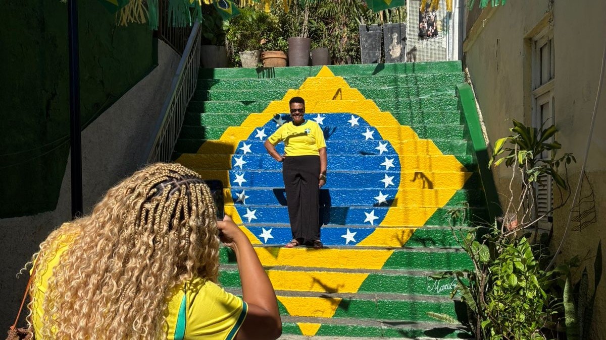 Escadaria com bandeira do Brasil viraliza, atrai turistas e artistas e muda rotina de moradores de vila no Centro do Rio