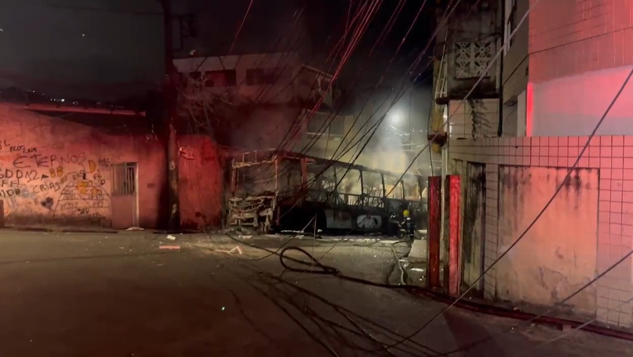 VÍDEO: ônibus é incendiado por criminosos em Vitória e homem morre após ser baleado em troca de tiros com a polícia