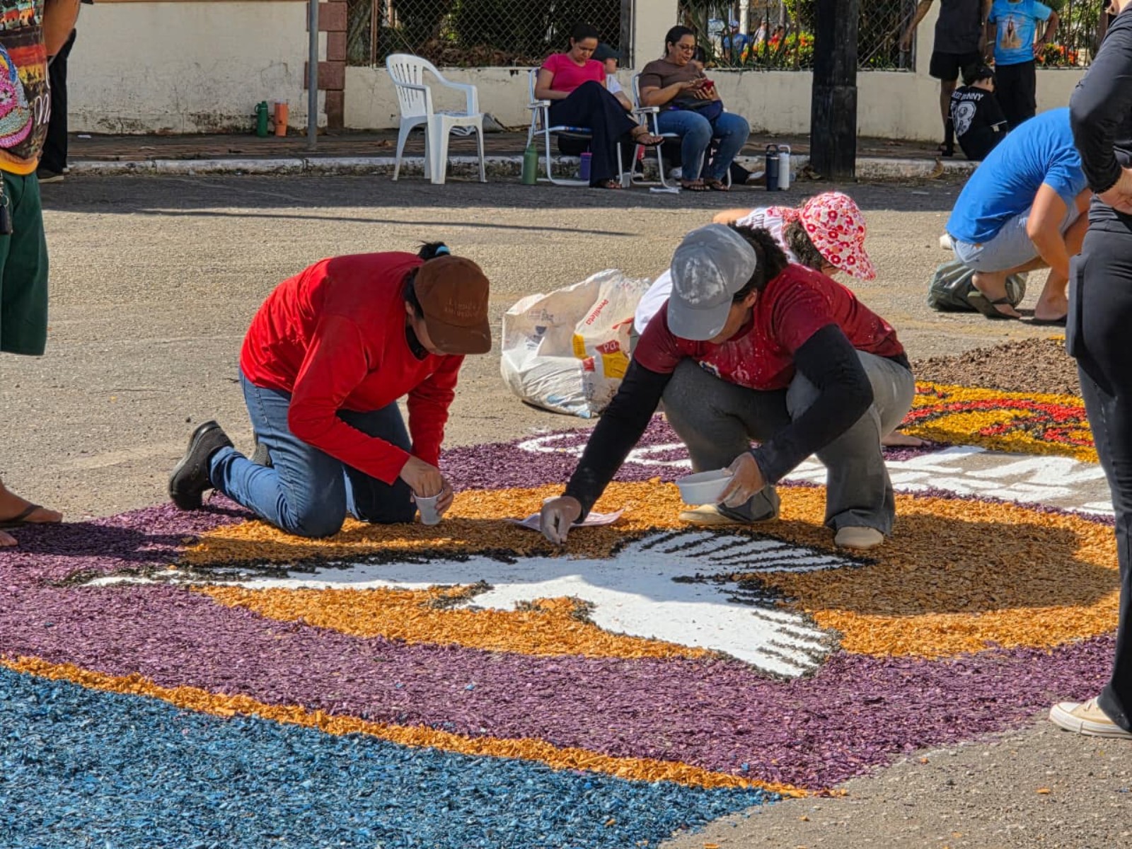 Corpus Christi: fiéis se reúnem para montagem de tradicionais tapetes coloridos em cidades do Acre