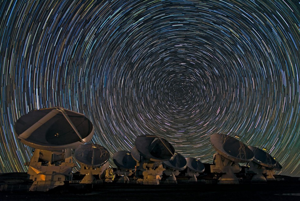 Por estar localizado no deserto do Atacama, o telescópio Alma pode observar o céu sem interferência de poluição visual — Foto: B. Tafreshi (ESO)/Divulgação UFSM