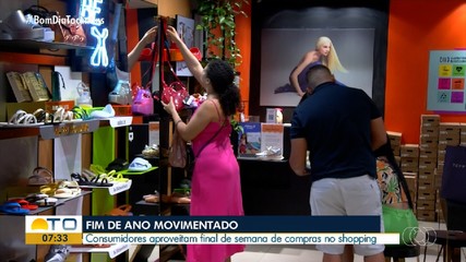 Consumidores aproveitam último fim de semana do ano para irem as compras