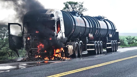 Motorista é rendido por homens armados e tem carreta incendiada - Foto: (PRF)