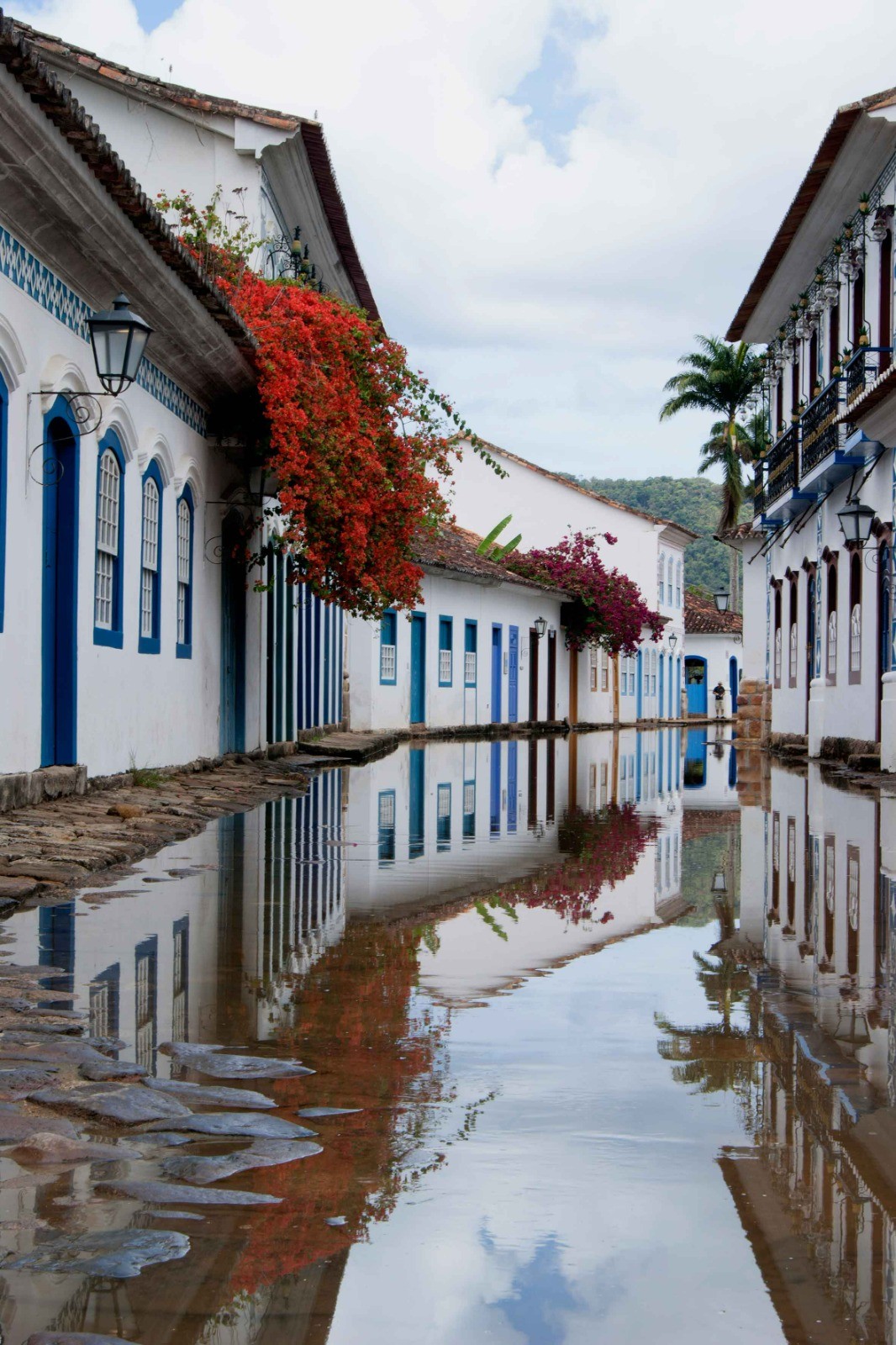 VÍDEO: Entenda por que a maré alta invade ruas de Paraty 