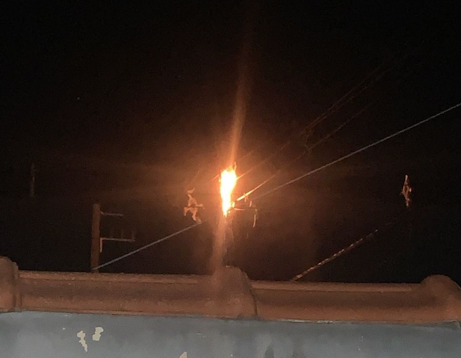 VÍDEO: pipa provoca incêndio em fiação elétrica e deixa bairro sem energia em Boituva