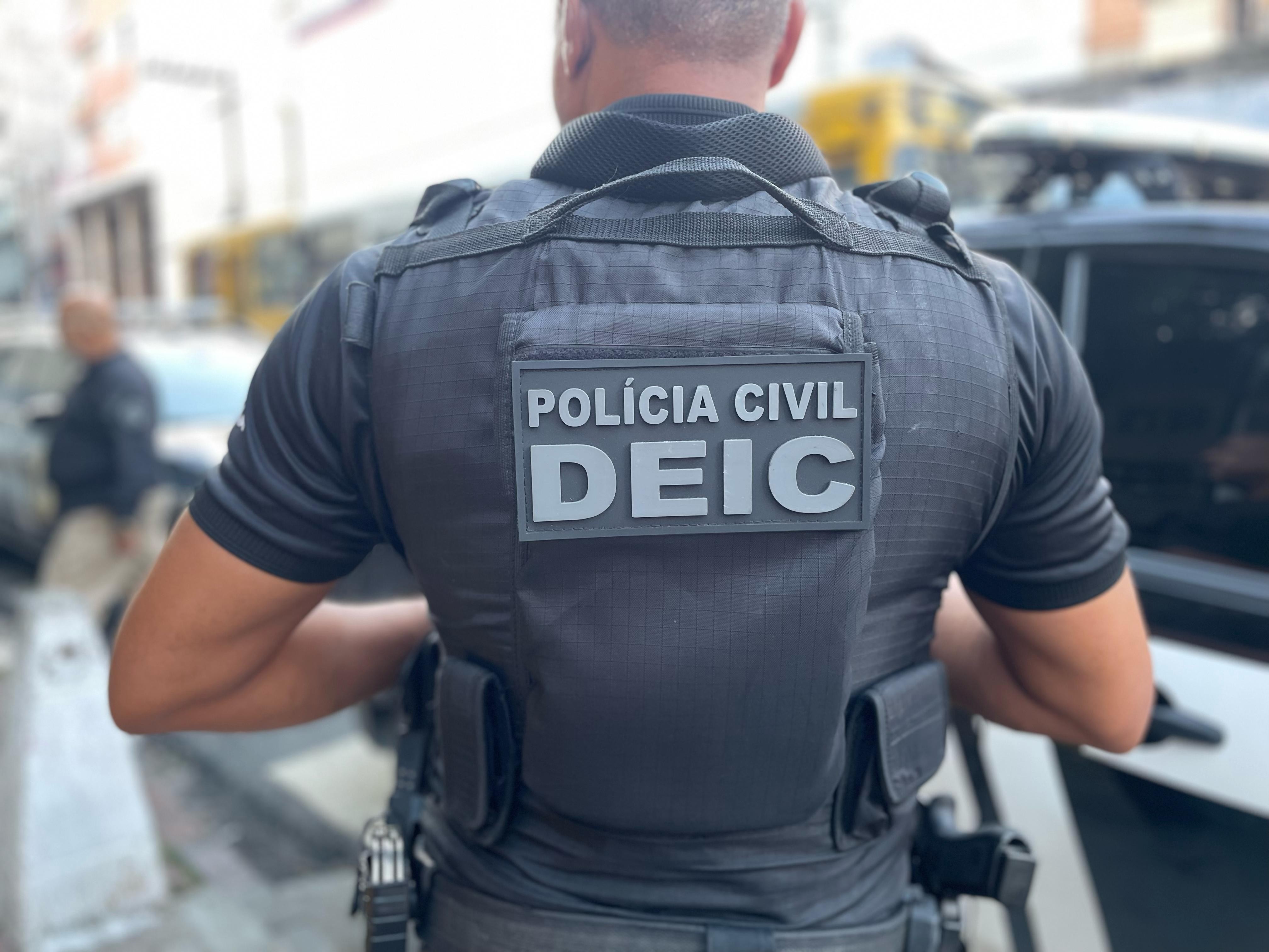 Homem com mais de 30 registros por estelionato e suspeito de se passar por advogado para aplicar golpes é preso em Salvador