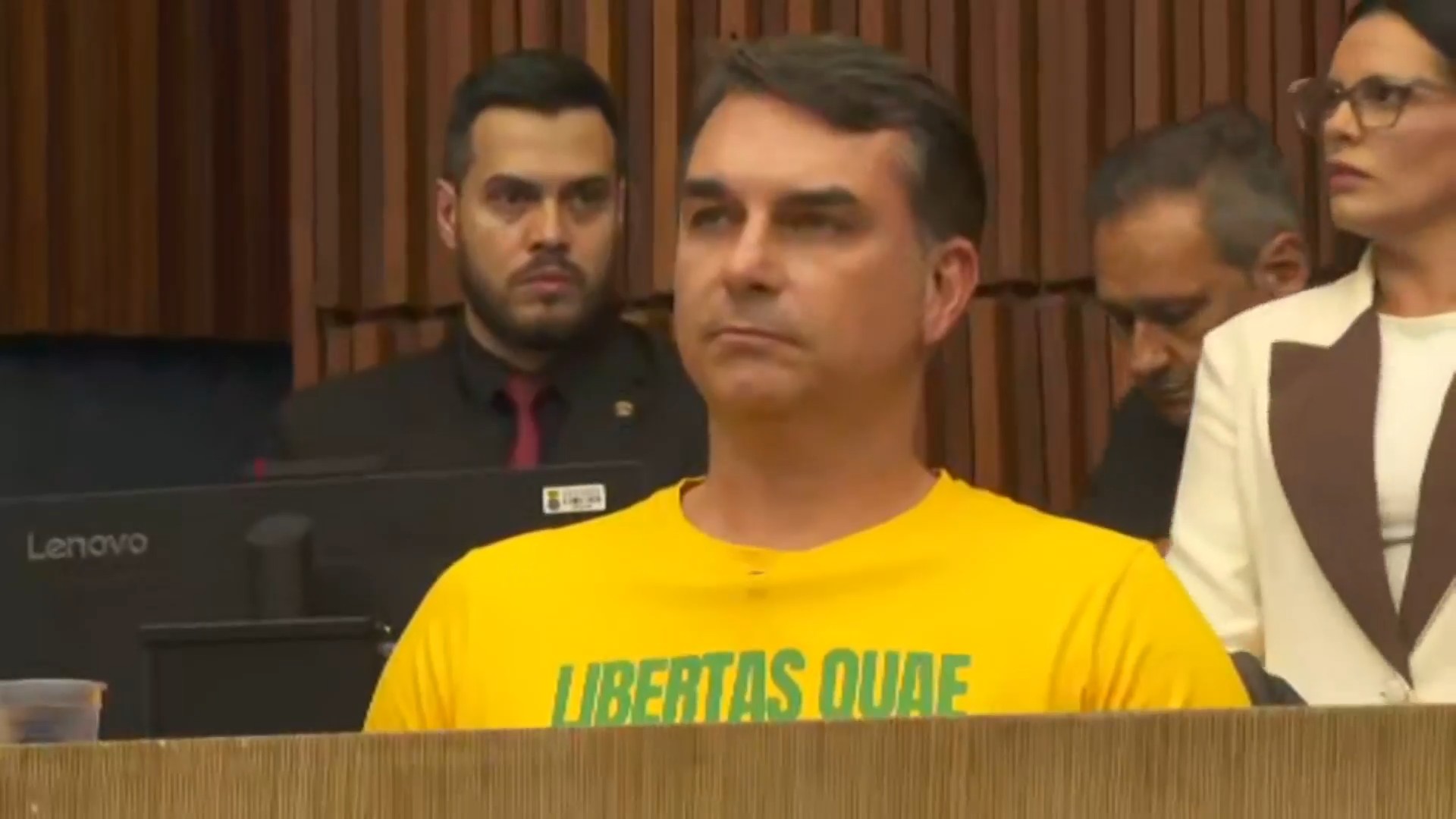 Flávio Bolsonaro recebe título de cidadão honorário de BH sob atos de manifestantes contra e a favor