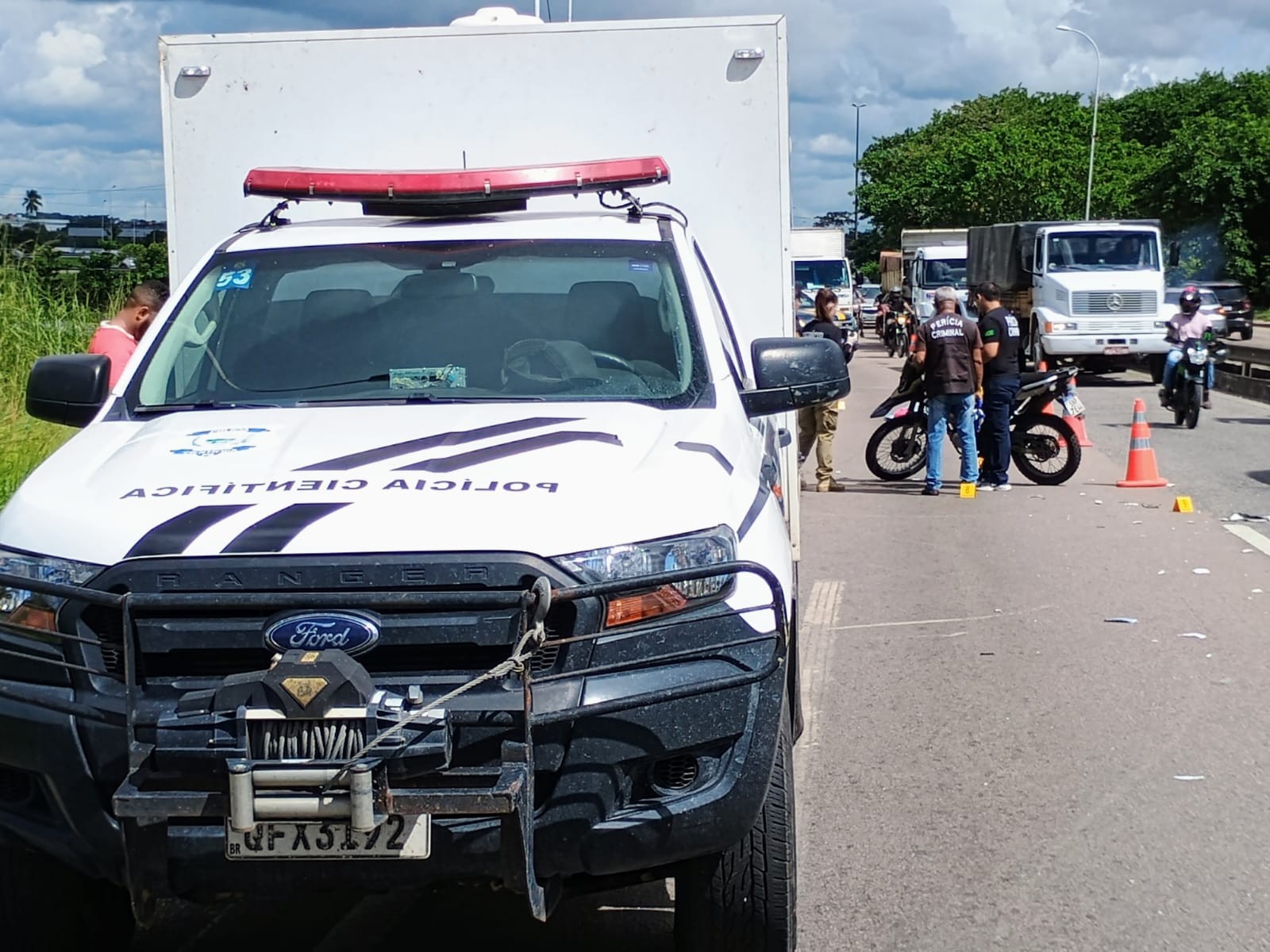 Mulher morre após cair de moto e ser atropelada por caminhão, em João Pessoa 