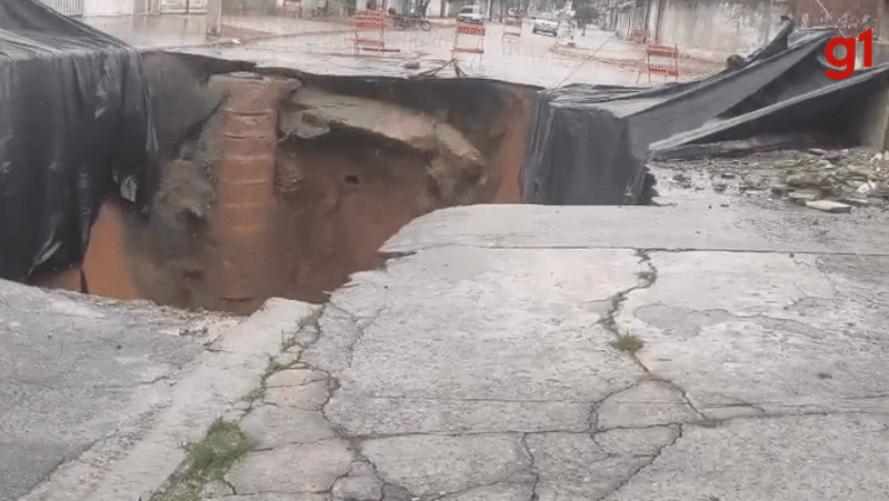 Cratera aumenta após nova queda de tubulação e asfalto na Zona Sul de São José dos Campos; VEJA VÍDEO