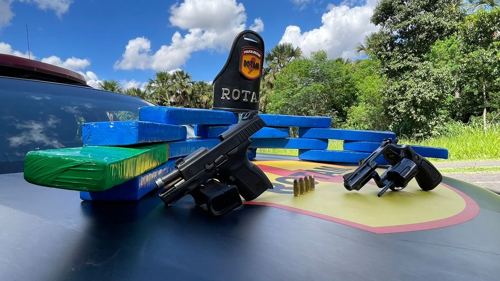 Armas e drogas apreendidas após troca de tiros em Goiânia — Foto: Divulgação/Rotam