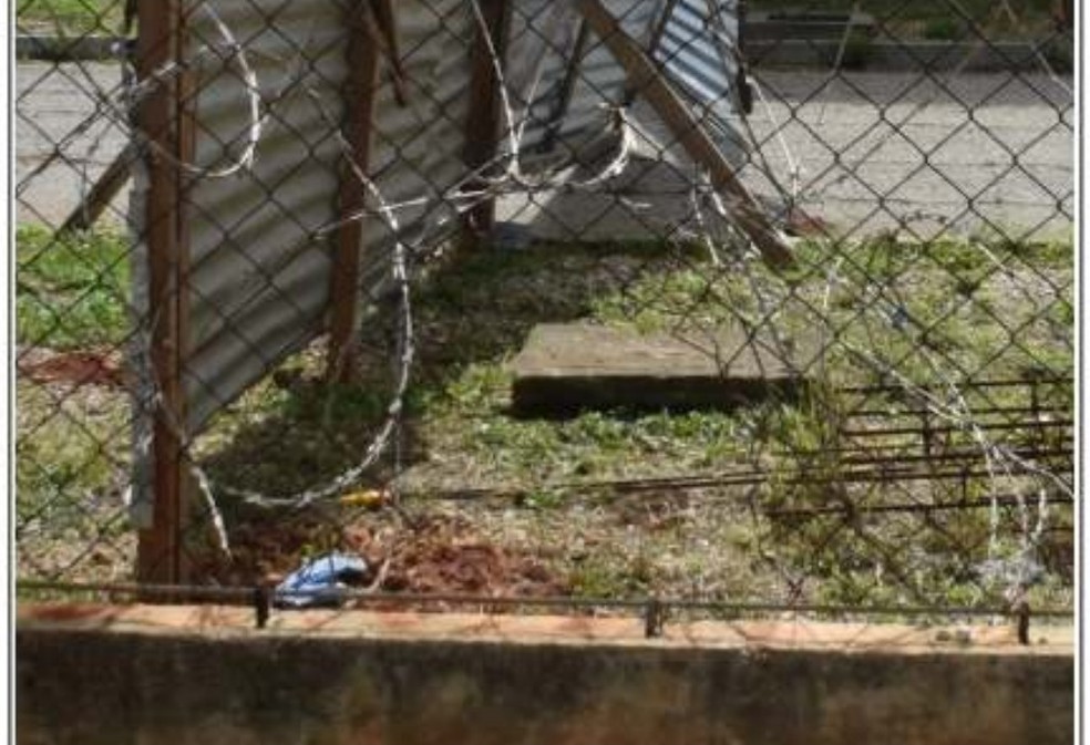 Foto mostra buraco feito por fugitivos na cerca da Penitenciária Federal de Mossoró — Foto: Reprodução