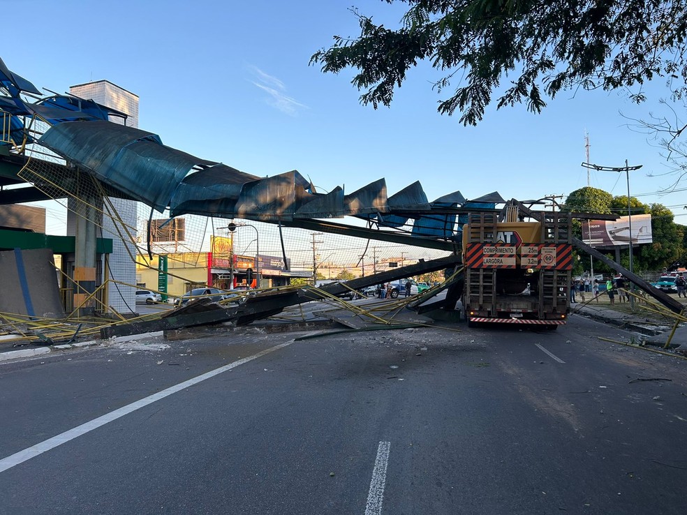 Sentido bairro/Centro da Avenida Torquato Tapajós está bloqueado para tráfego de veículos após o acidente. — Foto: Jucelio Paiva/Rede Amazônica