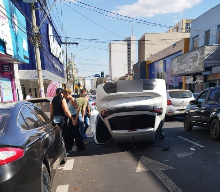 VÍDEO: Carro capota e fica com as rodas para cima ao se envolver com outros cinco veículos em Uberlândia