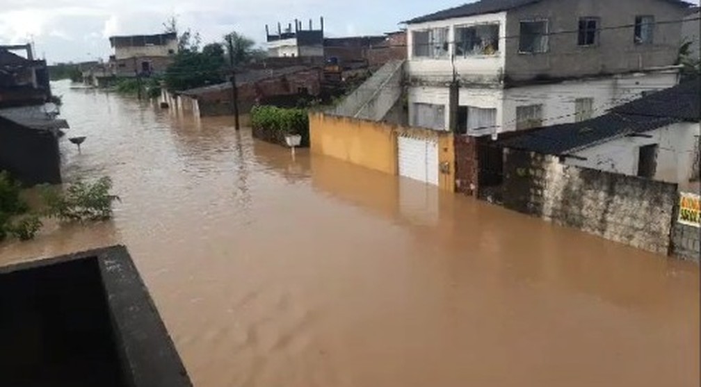 Alagamento na Rua Alambary, em Marcos Freire, em Jaboatão dos Guararapes, no Grande Recife — Foto: Reprodução/WhatsApp