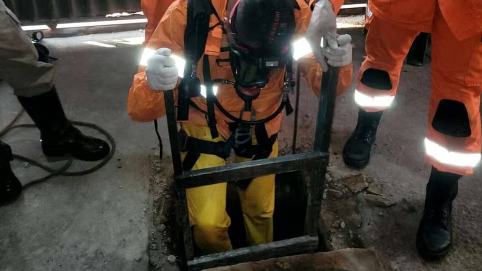 Bombeiros resgatam corpo de homem de 53 anos que caiu ao limpar fossa séptica no Ceará — Foto: Divulgação/Corpo de Bombeiros