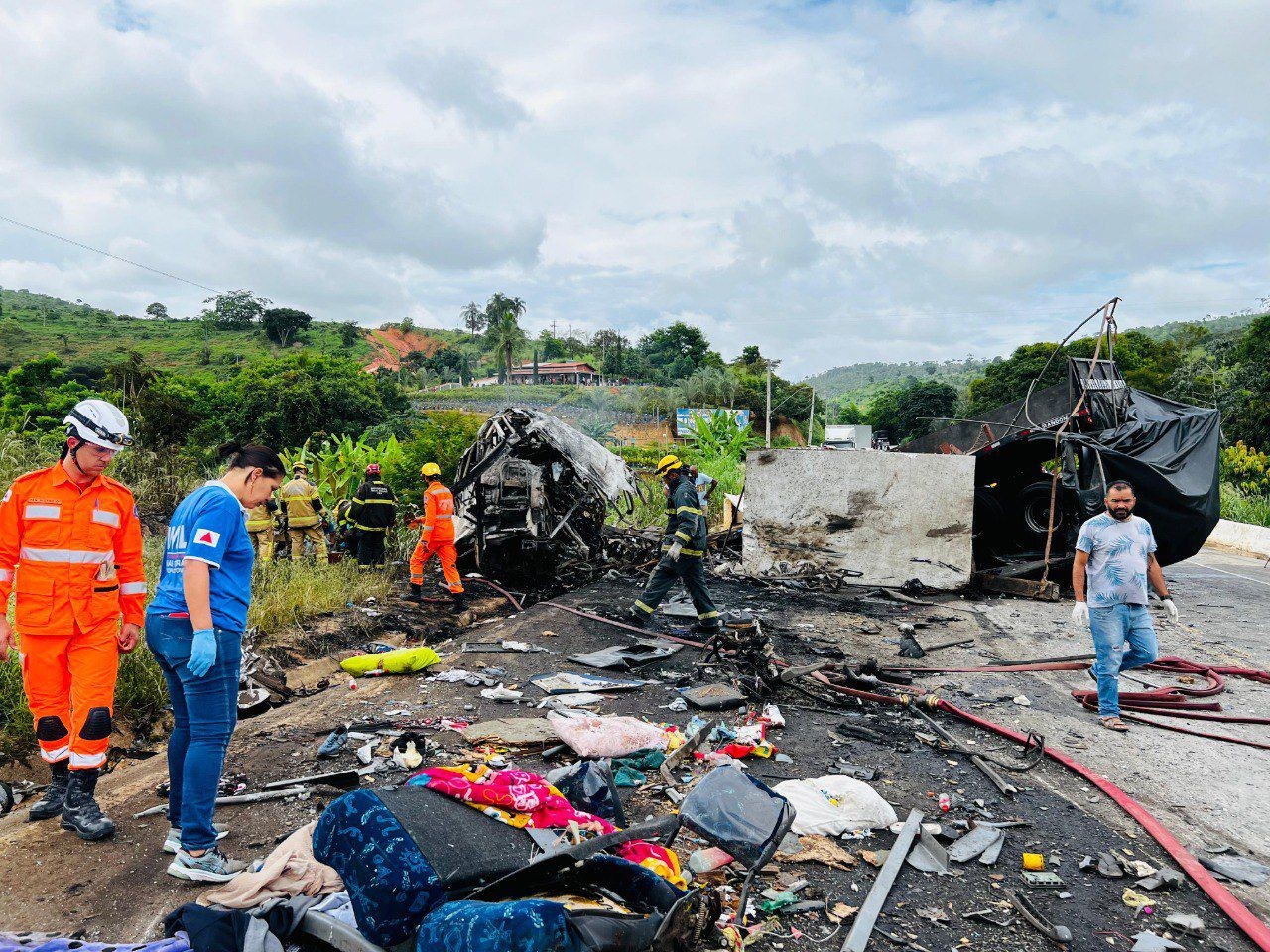 Acidente entre três veículos deixa 21 mortos na BR-116 em MG