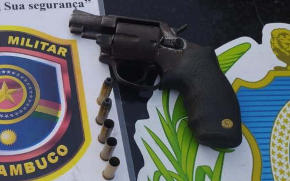 Arma apreendida com suspeito de sequência de assaltos no Grande Recife — Foto: Polícia Militar/Divulgação