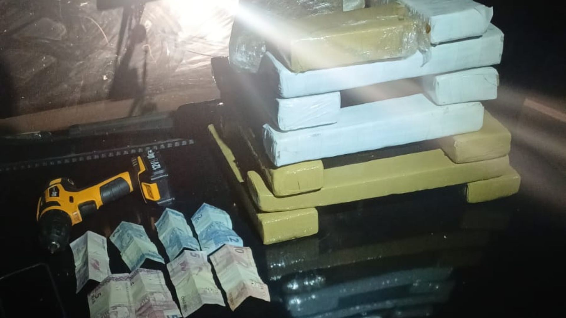 Motorista apaga os faróis na MG-190 ao ver fiscalização e é preso com drogas escondidas em som automotivo; VÍDEO