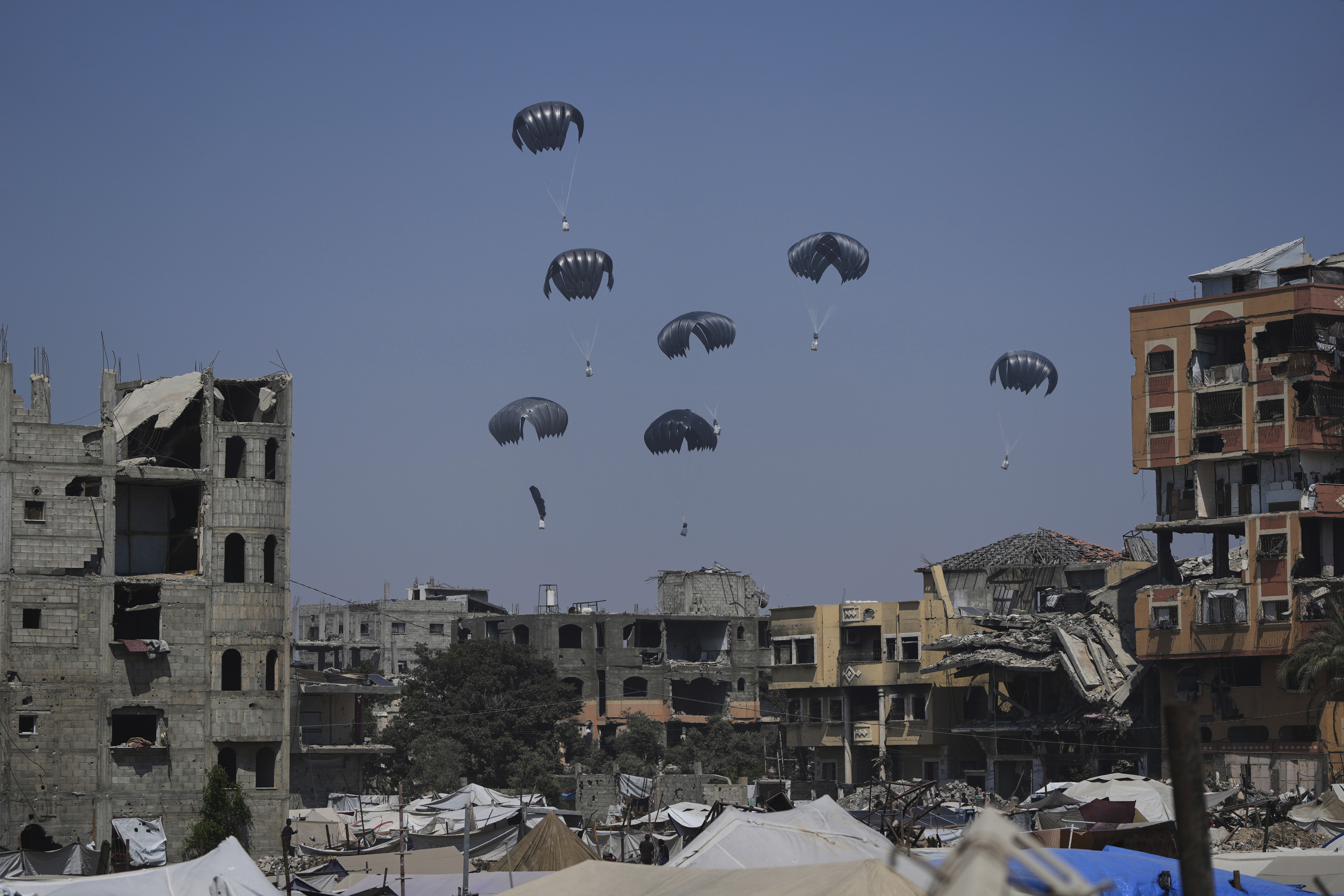 Israel divulga VÍDEO de lançamento aéreo de ajuda humanitária em Gaza e anuncia pausa em ofensiva