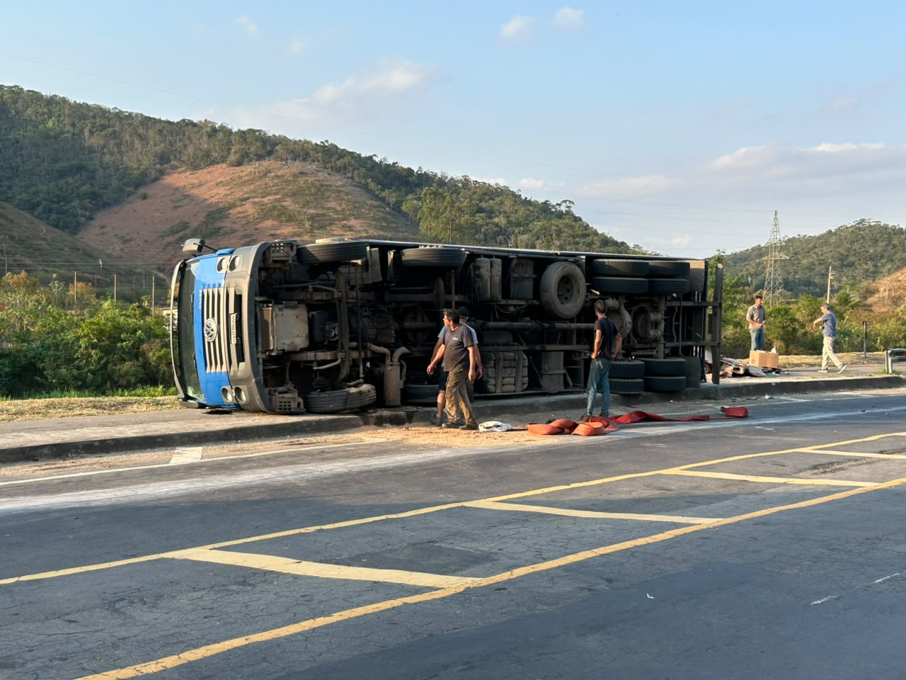 Caminhão com 28 toneladas de papelão tomba na Zona Norte, em Juiz de Fora