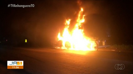 Carreta pega fogo na BR-153 em Araguaína