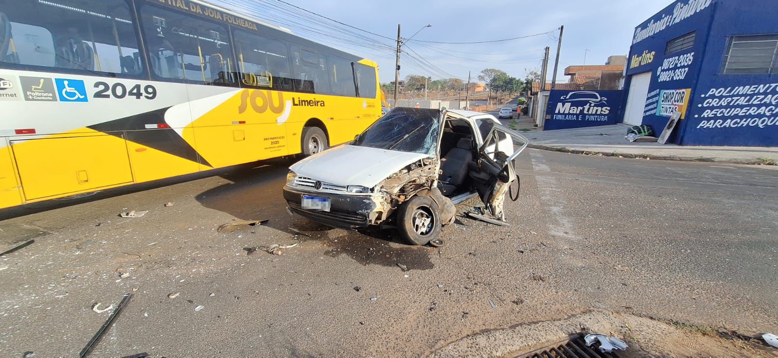 Ocupantes de carro fogem após batida em ônibus do transporte público de Limeira