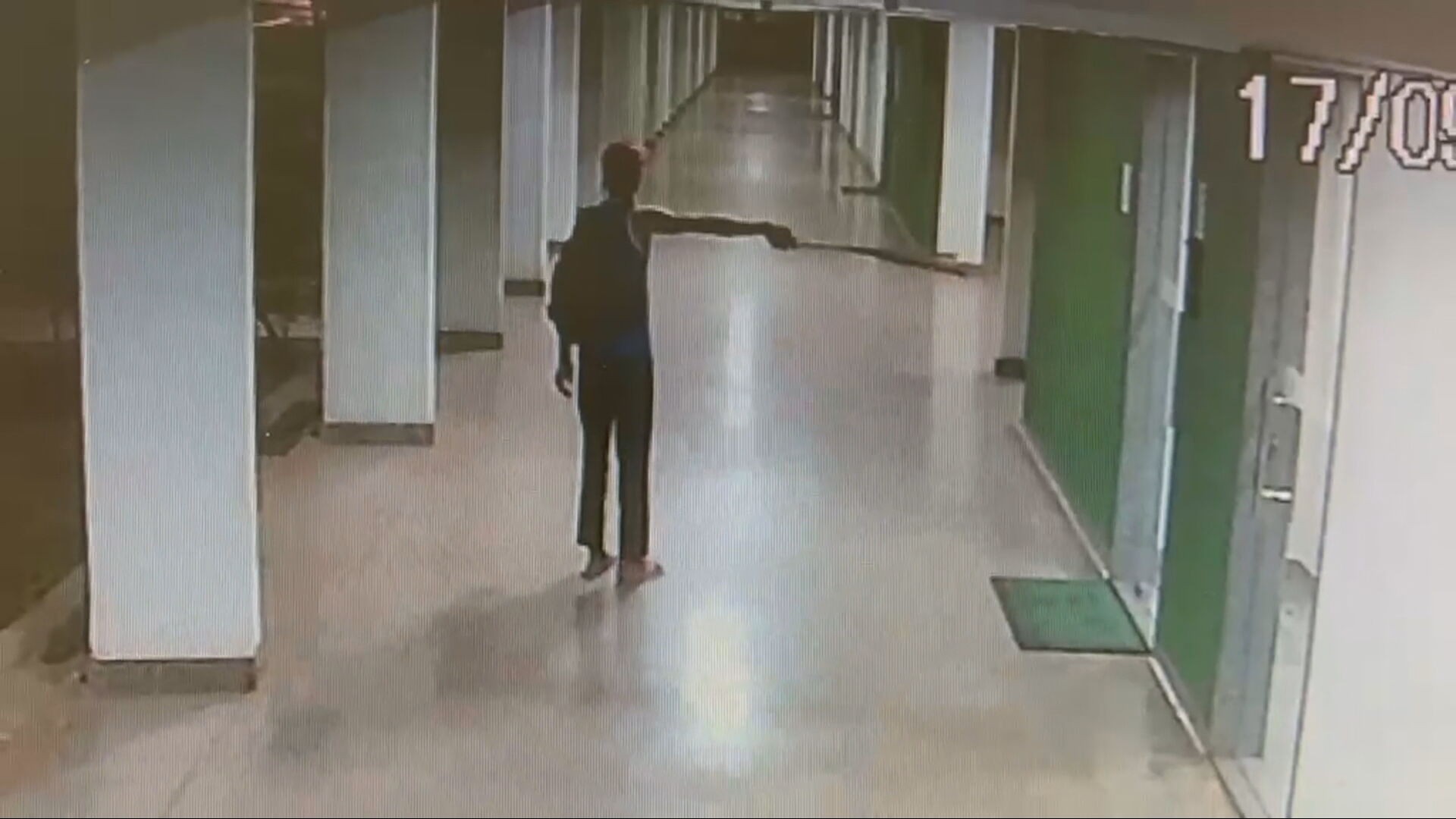 VÍDEO: homem tenta atacar pai e filho com pedaço de madeira embaixo de prédio em Brasília