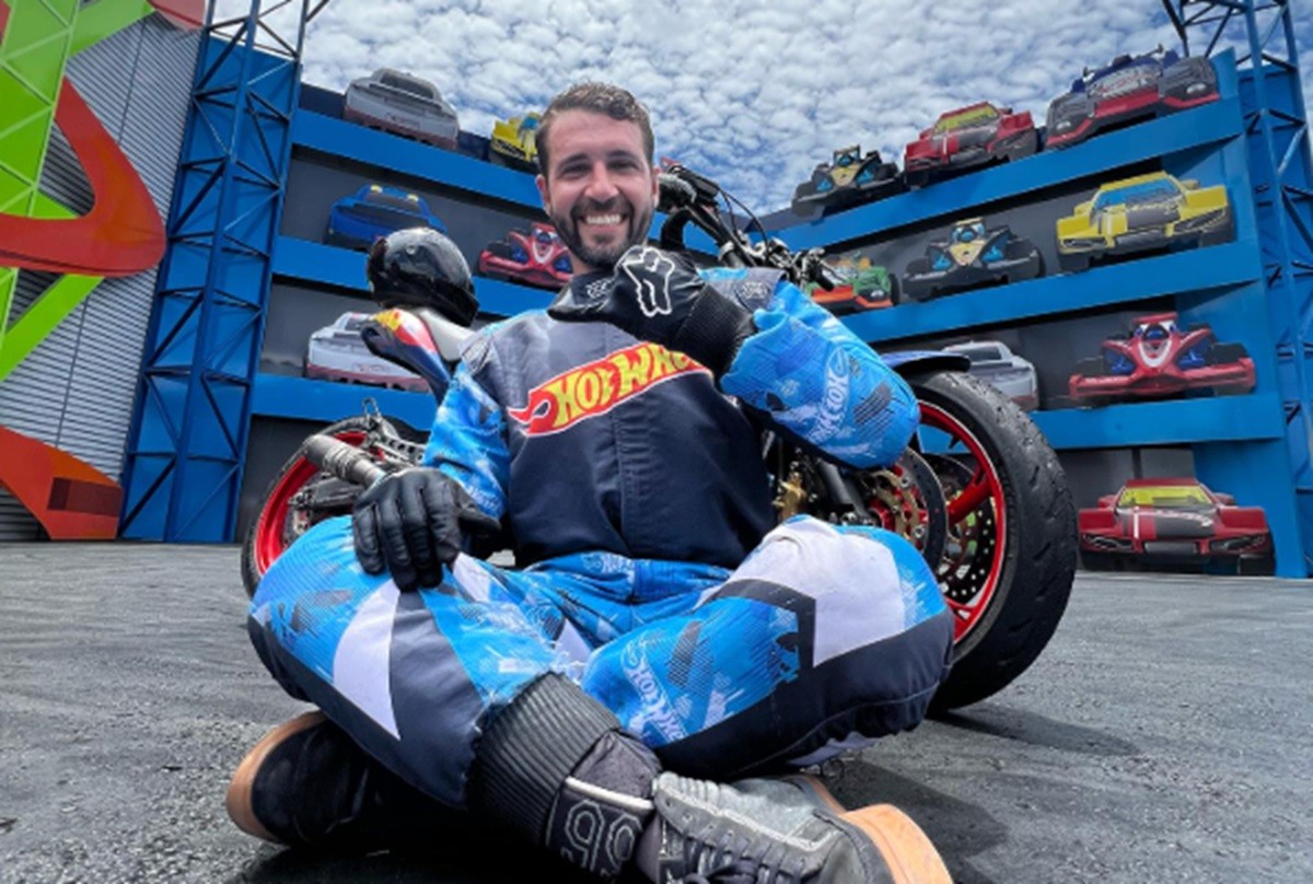 Piloto de moto morre após acidente em show com manobras radicais no Beto Carrero World