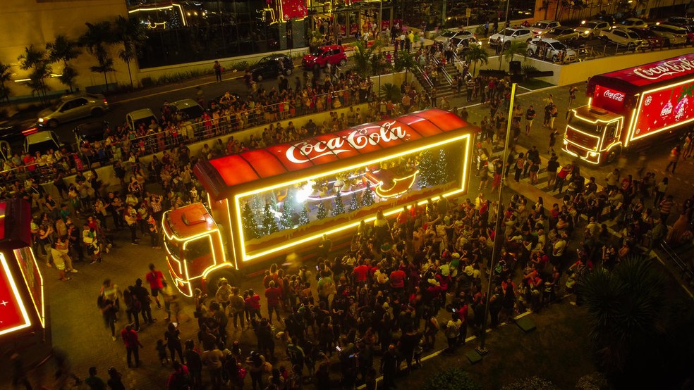 Caravana de natal da Coca-Cola percorre bairros com caminhões iluminados e papai noel — Foto: Coca-Cola