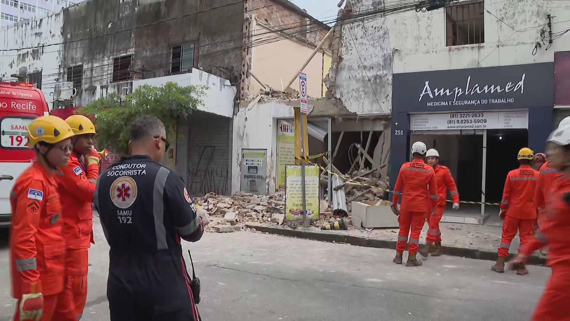 Desabamento de laje de gráfica em reforma deixa feridos no Recife; bombeiros resgatam vítimas