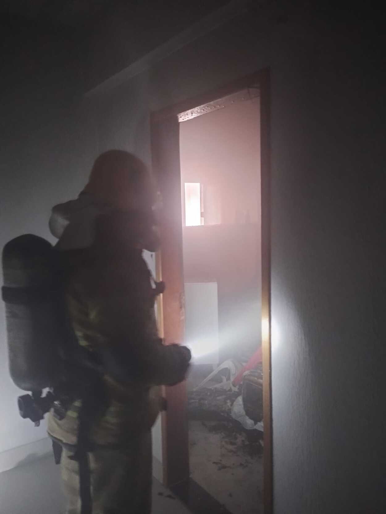 Morador é resgatado após incêndio atingir kitnet no Centro de Unaí