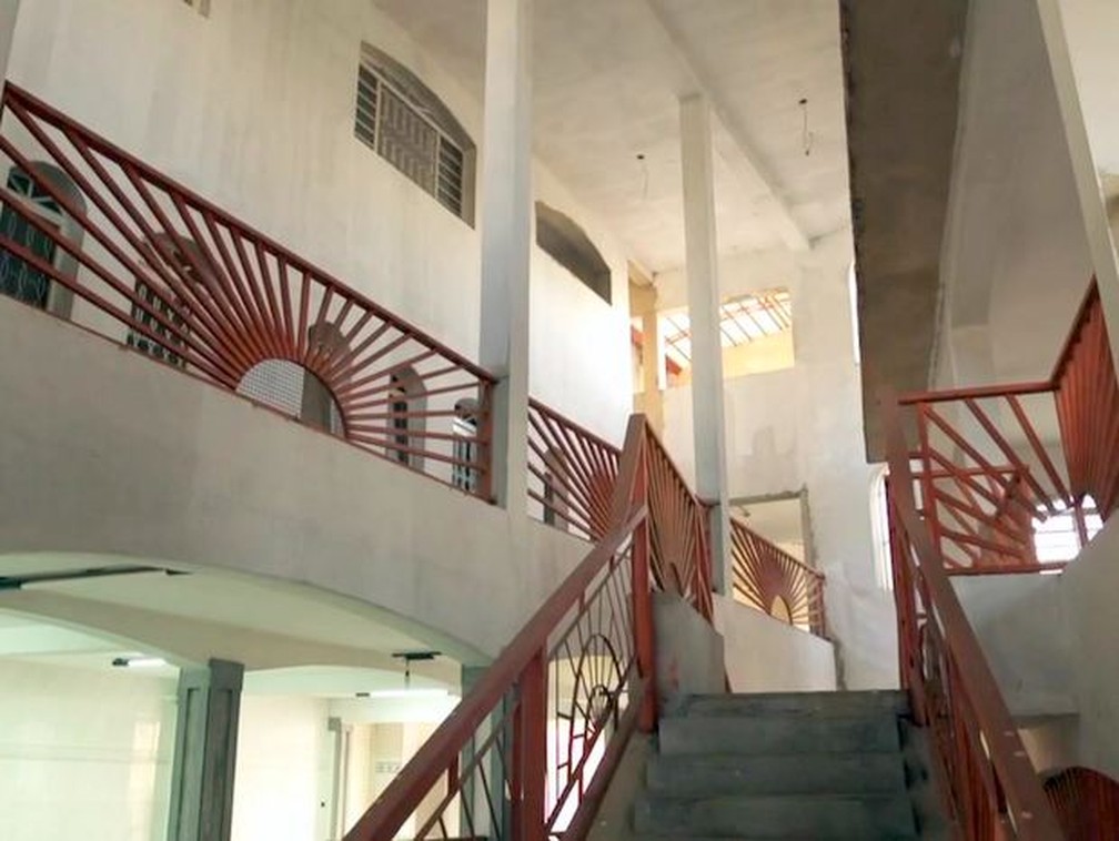 Escadaria dentro do 'castelo' de 100 quartos deixado inacabado pelo cantor José Rico em Limeira — Foto: Reprodução/TV Globo