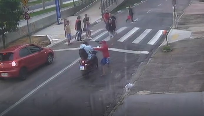 VÍDEO: Motociclista sofre assalto e tem moto levada por trio na John Boyd Dunlop, em Campinas