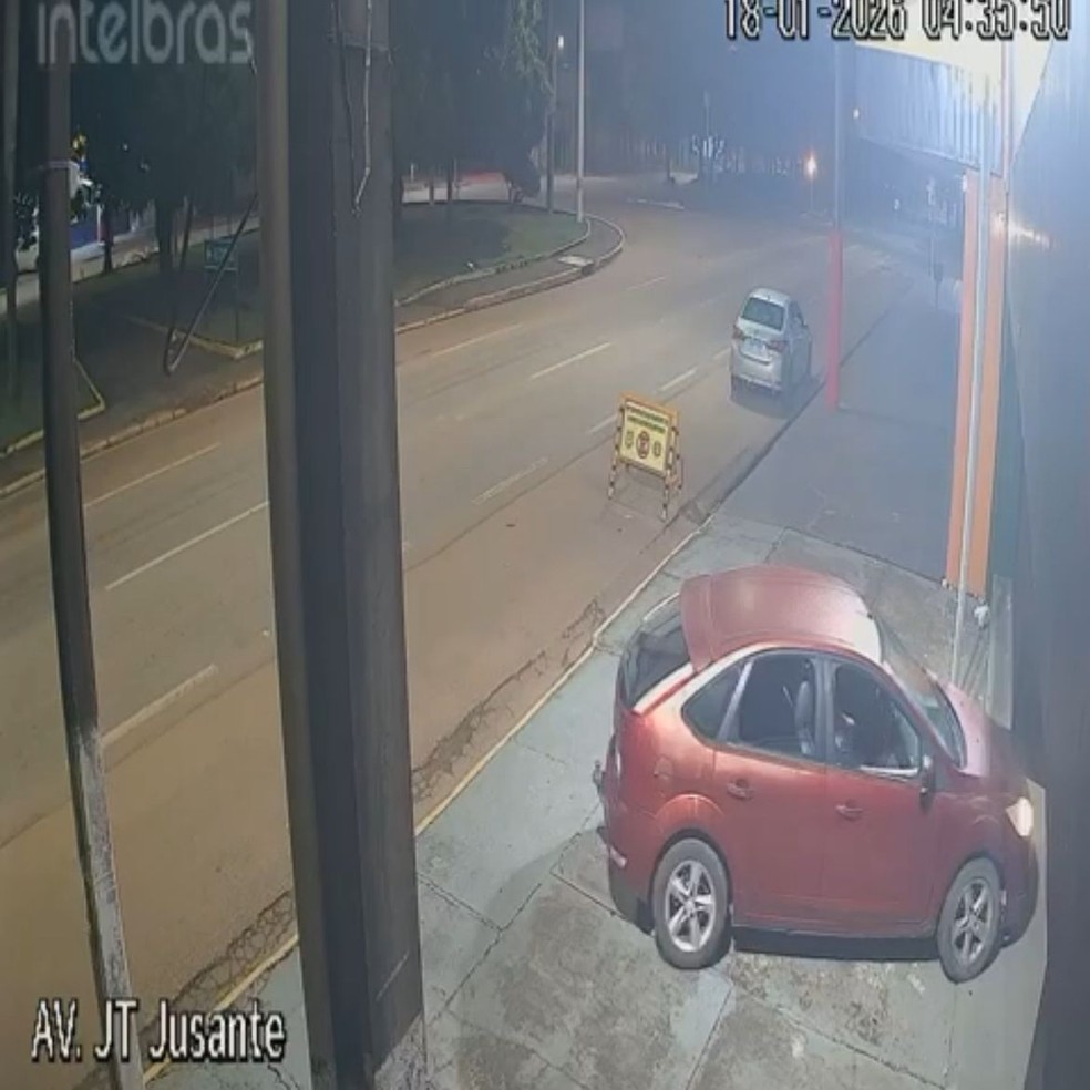Homem é preso ao estacionar na calçada e dormir na recepção da Central de Polícia em Porto Velho — Foto: Polícia Civil